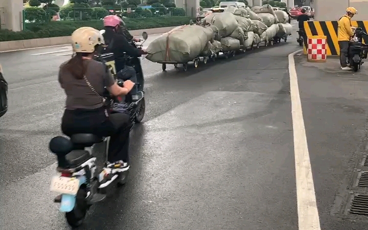 迎面走来的是沙河列车！